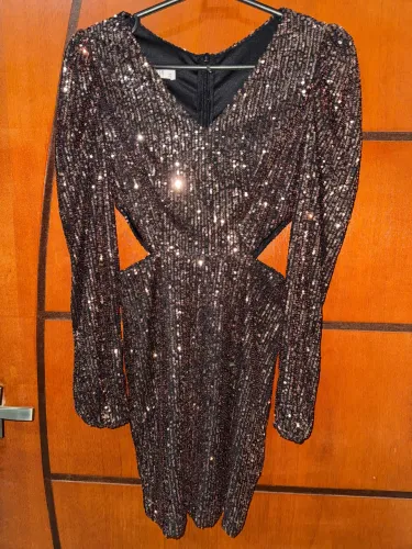 Vestido de festa com acabamento em paetê