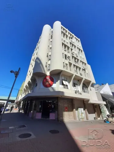 Sala comercial aérea medindo 23m² com 1 banheiro.