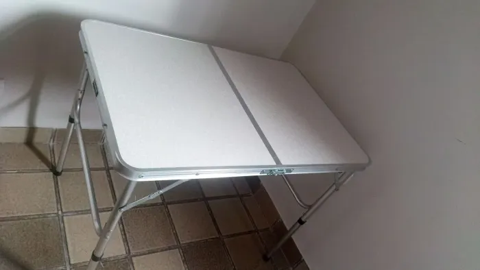 Mesa dobrável vira maleta