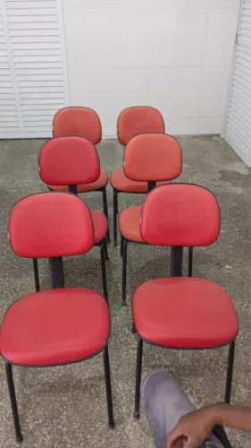 Vendo cadeira escritório vermelha. Valor de cada cadeira 