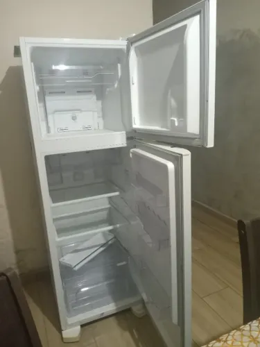 Geladeira Electrolux frostfree 220 v usada (precisa de gás/ barata)