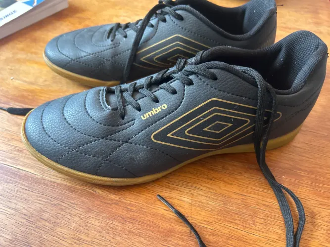 Chuteira De Futebol Futsal Confortável Leve Masculino Umbro - preta e dourada
