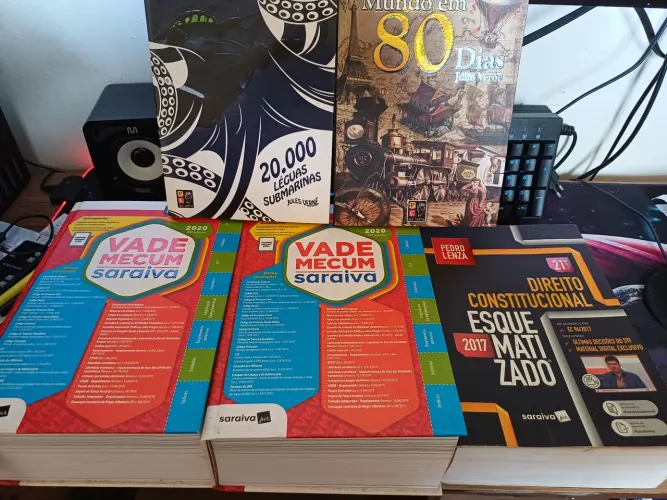 Livros para concursos e literatura.