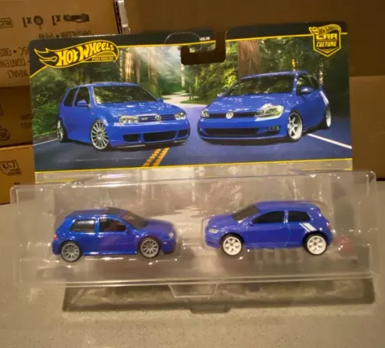 Hot Wheels Premium - Volkswagen Golf MK7 e 2004 VolkswagenGolf R32 - Two pack Car Culture