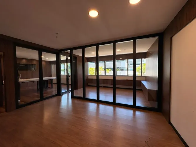 SALA COMERCIAL DE ALTO PADRÃO NO SQUARE SC | 90 m² | 2 VAGAS | SACO GRANDE