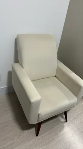 Vendo Poltrona - bege com pés em madeira 