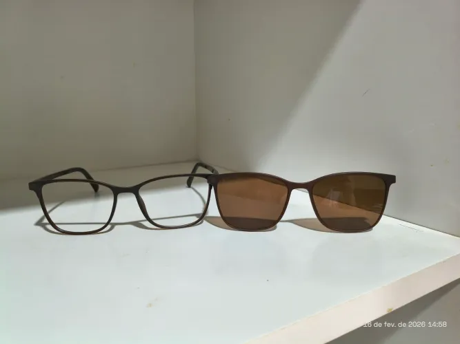 Óculos Chilli Beans, armação marrom. Lentes de sol polarizadas. Armação leve e resistente.