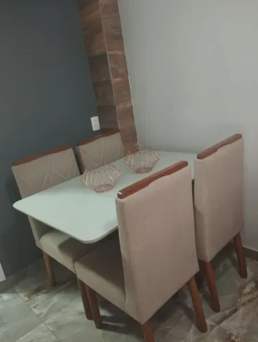 Mesa de jantar com 4 cadeiras - Excelente estado