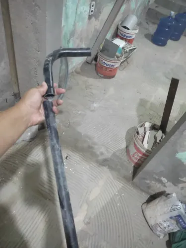 Cano com curva para ligar energia