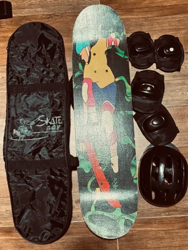 Skate + capa, capacete, joelheira, cotoveleira