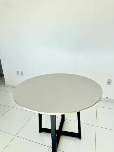 Mesa redonda em porcelanato semi nova em ótimo estado 