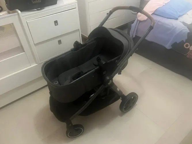 Carrinho maxi-cosi com bebê conforto 