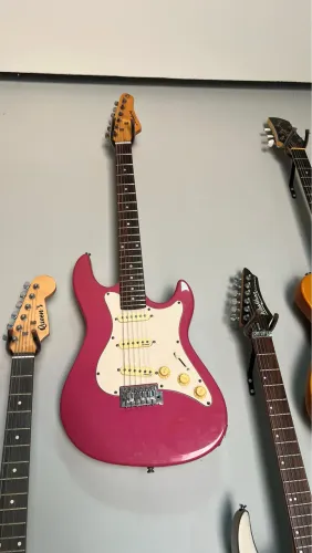 Guitarra strinberg rosa