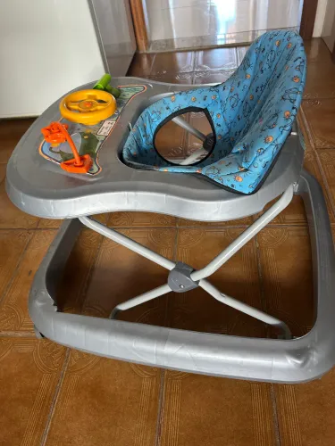 Vendo berço, carrinho de passeio e disco infantil