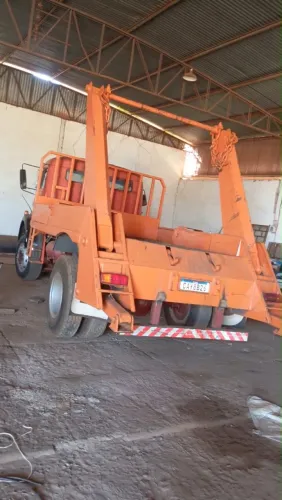 Caminhão Mercedes caçamba