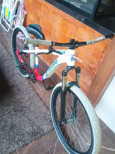 Bike hupi naja branca azul e vermelha