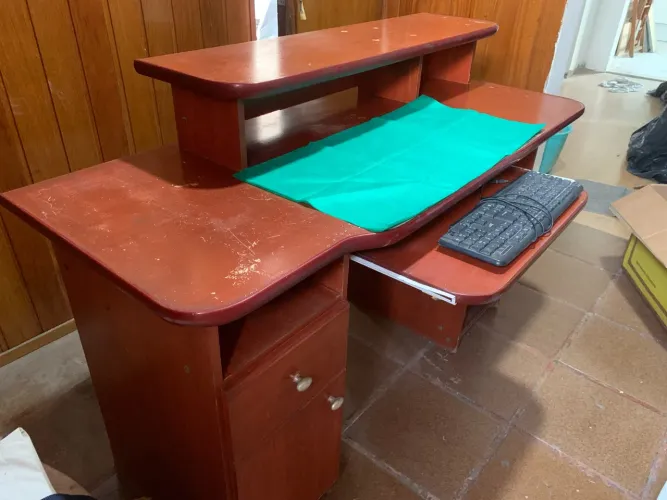 Escrivaninha, mesa Computador , 1,40 largura x 0,60. Ótima para estudo e trabalho