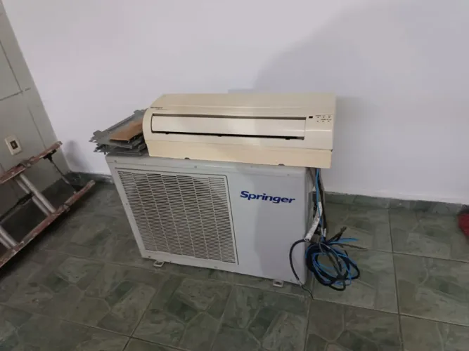 Uma condensadora e duas evaporadora de 12 mil BTUs e um controle 