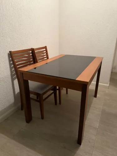 Mesa retangular em madeira e vidro