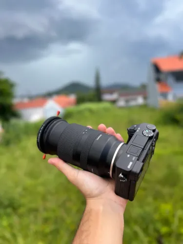 SONY A6400 + LENTE TAMRON 17-70MM F/2.8 - KIT COMPLETO