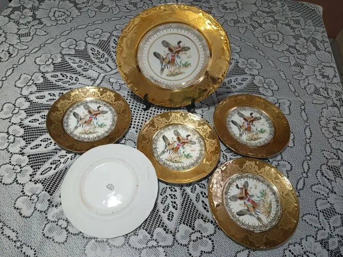 Conjunto bolo, porcelana antiga.Perfeito estado de conservação, com bordas douradas .
