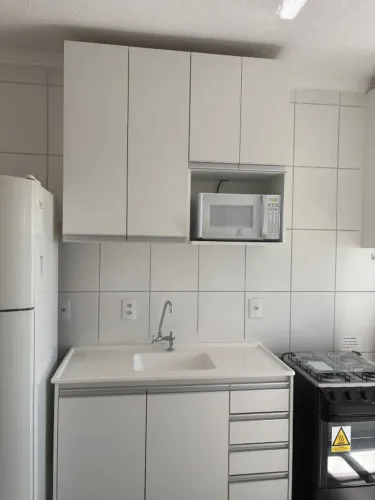 Armário de cozinha com pia e torneira
