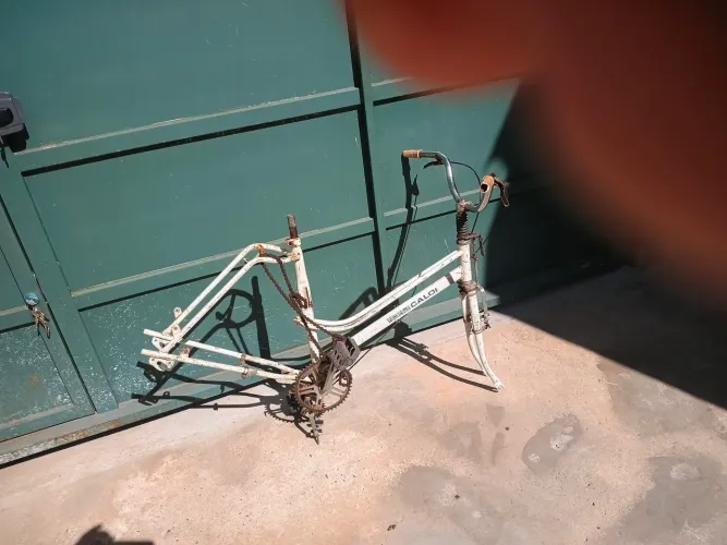 Quadro de bicicleta Poty Antiga. Com jogo de centro, guidao, freios, corrente, só fal roda