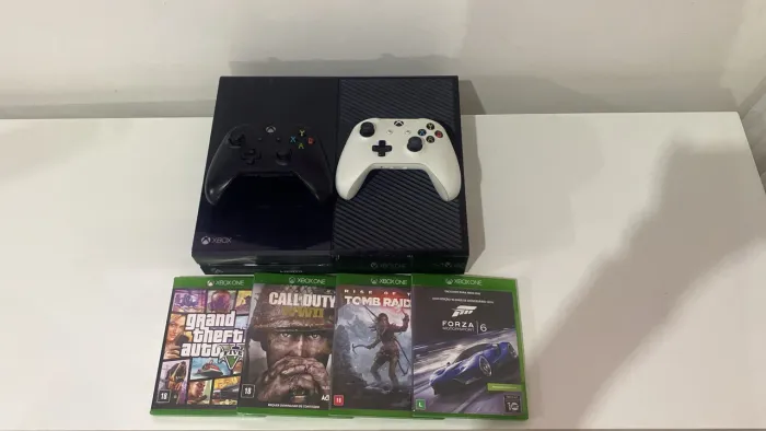 Xbox One 500GB Original + 2 Controles + 4 Jogos + Caixa