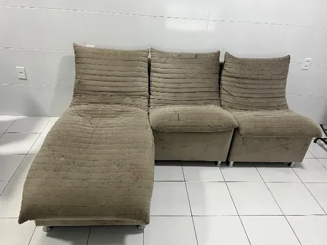 Sofá 3 lugares sendo um com chaise (módulo fixo alongado).
