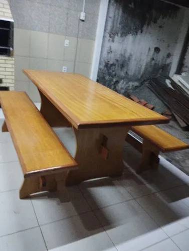 Mesa rústica com 2 bancos