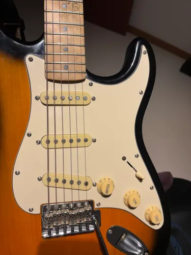 Guitarra Squier Stratocaster cheia de upgrades
