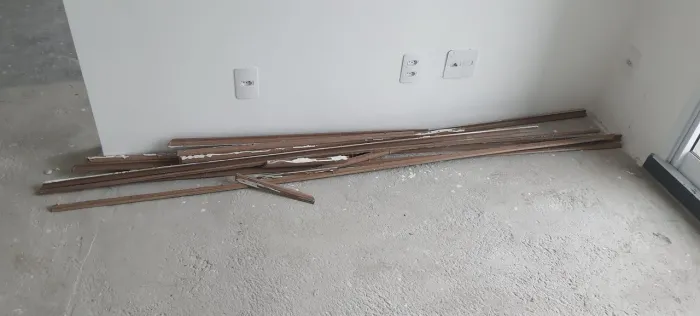 Piso laminado sem uso com manta 