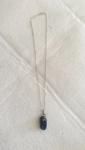 Vende-se Correntinha foliado de Prata com pingente de pedra natural Quartzo Azul. 