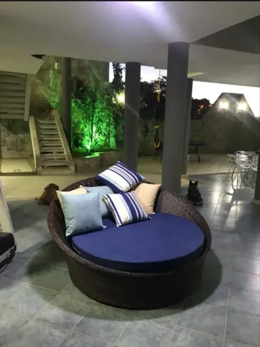 Chaise fibra sintética mais 4 almofadas grandes