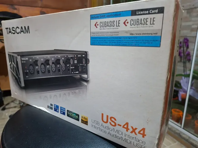 Interface de audio TASCAM 4x4 USB