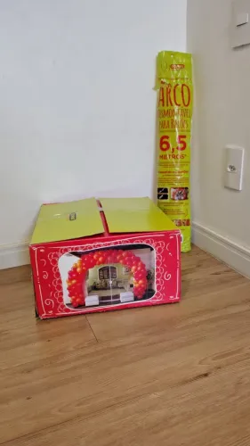 Conjunto: base e vara flexível desmontável para arco de balões