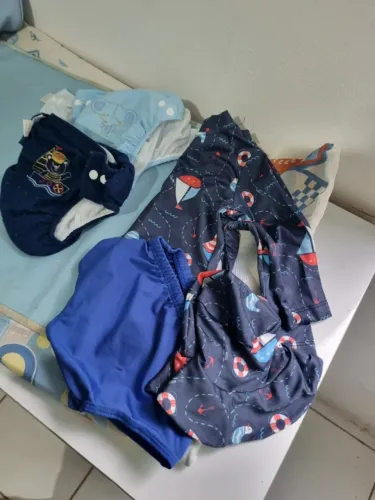 Roupa Infantil: Calça Enxuta G e Roupa de Banho GG