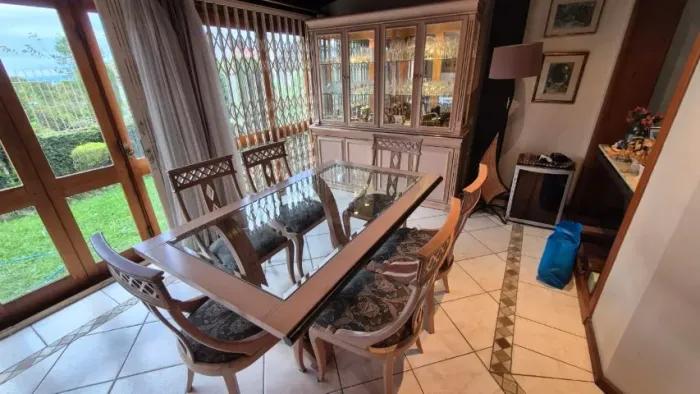 Conjunto de Mesa de Jantar e Cristaleira