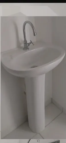 Pia banheiro com torneira