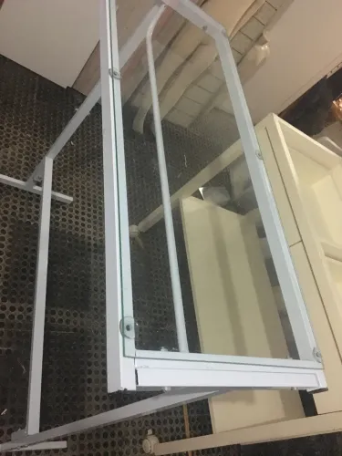 Arara balcão com tampo de vidro para loja.