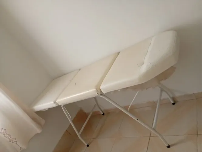 Maca Dobrável e Portátil Branca - Ideal para Estética, Fisioterapia e Massagem