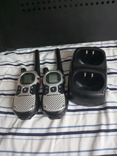 Par de Rádios Walkie-Talkie Motorola + Base Carregadora Dupla (Usado/Testado)