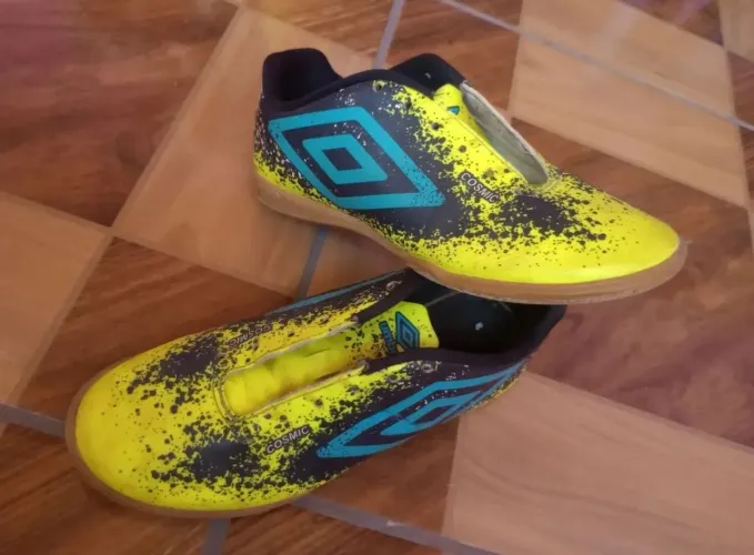 Chuteira cosmic da umbro N°37 sem cardaço