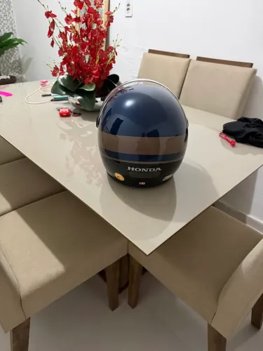 Vende- se capacete da marca Honda 