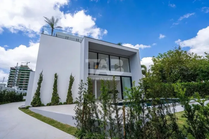 Casa à venda em Condomínio Fechado | Praia Brava