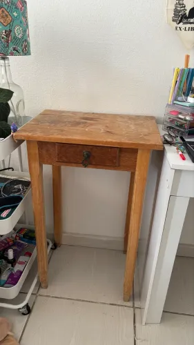 mesinha lateral/aparador antigo de madeira maciça