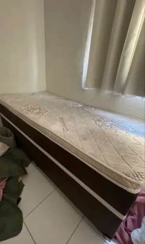 Vendo cama de solteiro seminova