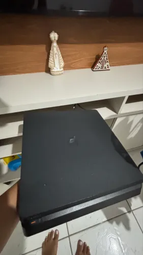 VENDO PS4 -semi novo sem marcas de uso.