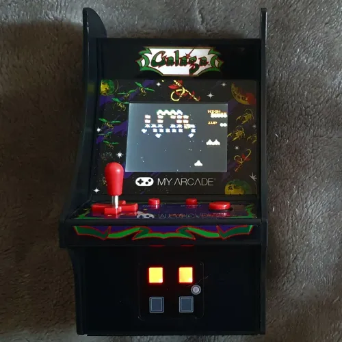 Mini fliperama Galaga oficial My Arcade - com detalhe