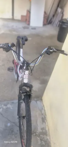 Vendo uma bicicleta 